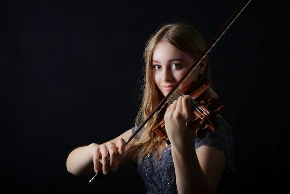 Farah Ashby playing the violin